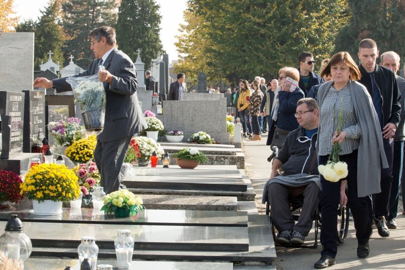 Osijek: Građani posjećuju grobove svojih najmilijih na njihovom posljednjem prebivalištu