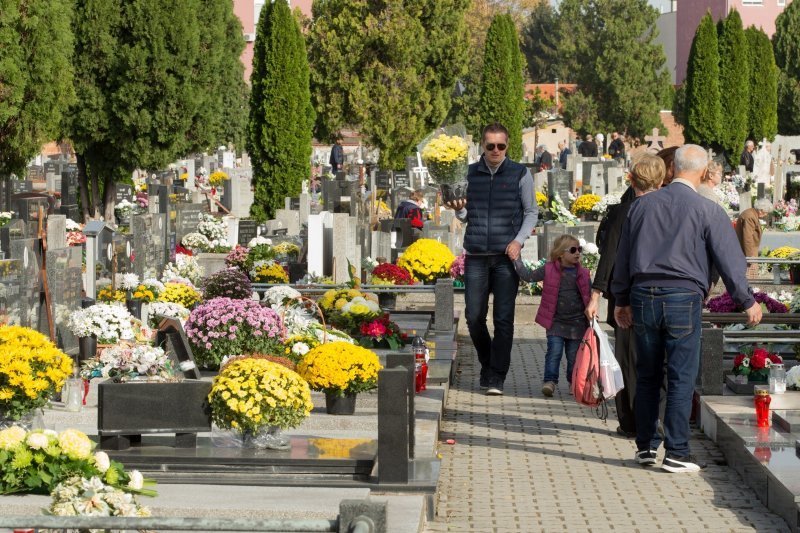 Osijek: Građani posjećuju grobove svojih najmilijih na njihovom posljednjem prebivalištu