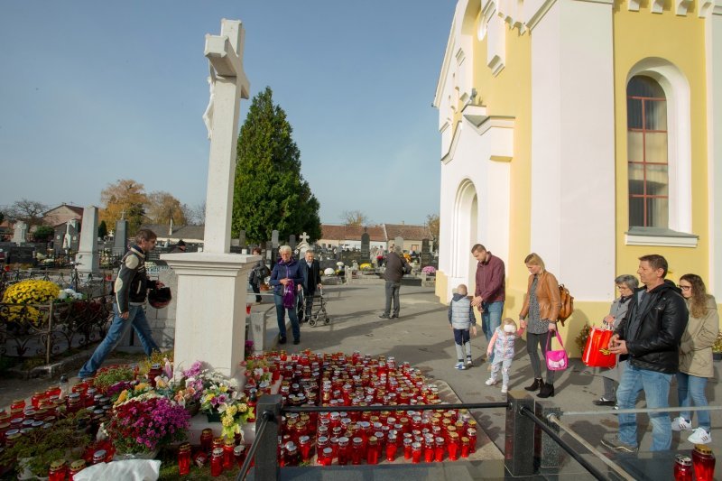 Osijek: Građani posjećuju grobove svojih najmilijih na njihovom posljednjem prebivalištu