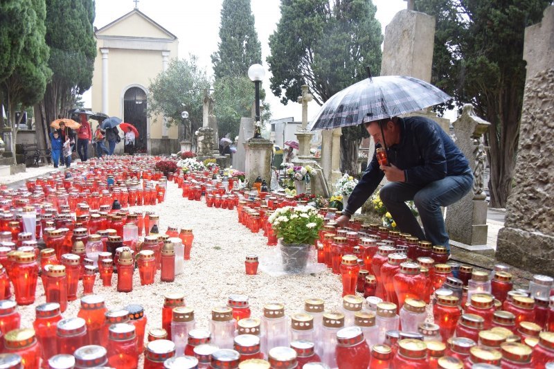 Pula: Unatoč kiši građani posjetili groblje na blagdan Svih svetih