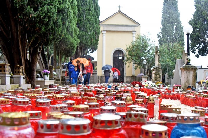 Pula: Unatoč kiši građani posjetili groblje na blagdan Svih svetih