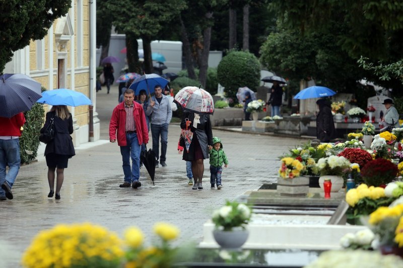 Rijeka: Građani po kiši obilaze grobove na blagdan