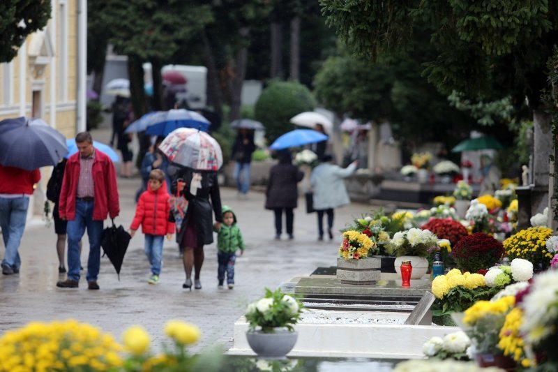 Rijeka: Građani po kiši obilaze grobove na blagdan