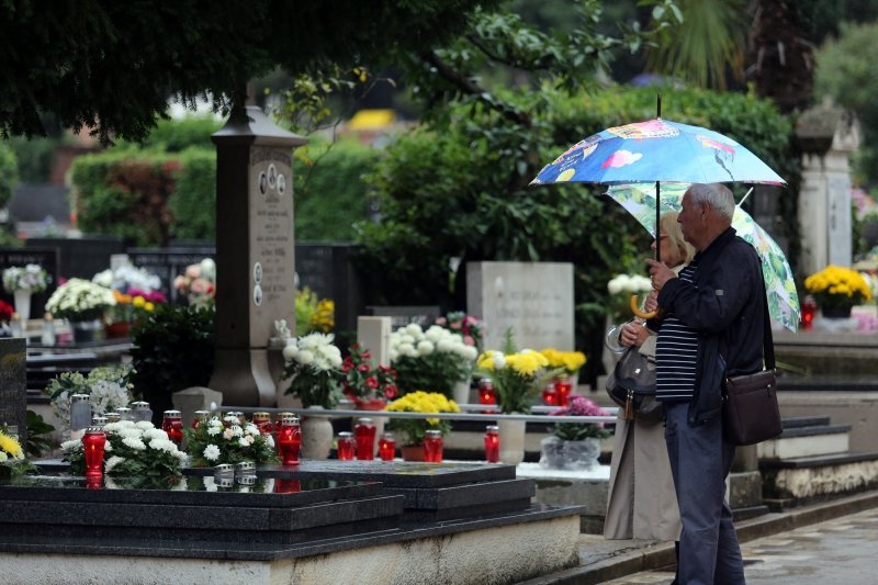 Rijeka: Građani po kiši obilaze grobove na blagdan