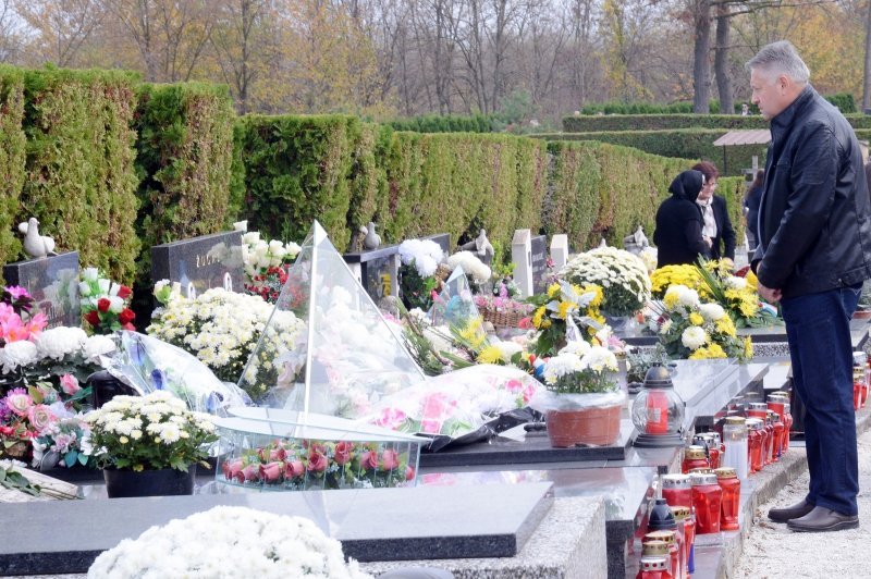 Sisak: Na blagdan Svih svetih građani polažu cvijeće i svijeće na grobove svojih najdražih