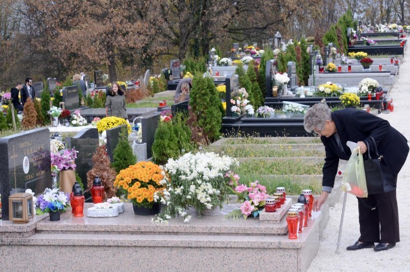 Sisak: Na blagdan Svih svetih građani polažu cvijeće i svijeće na grobove svojih najdražih
