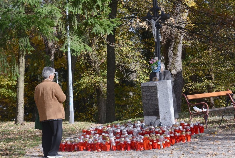 Sisak: Na blagdan Svih svetih građani polažu cvijeće i svijeće na grobove svojih najdražih