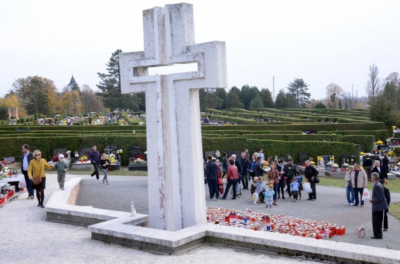 Sisak: Na blagdan Svih svetih građani polažu cvijeće i svijeće na grobove svojih najdražih