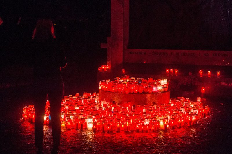 Tisuće svijeća za najmilije upaljene u noći na blagdan Svih svetih