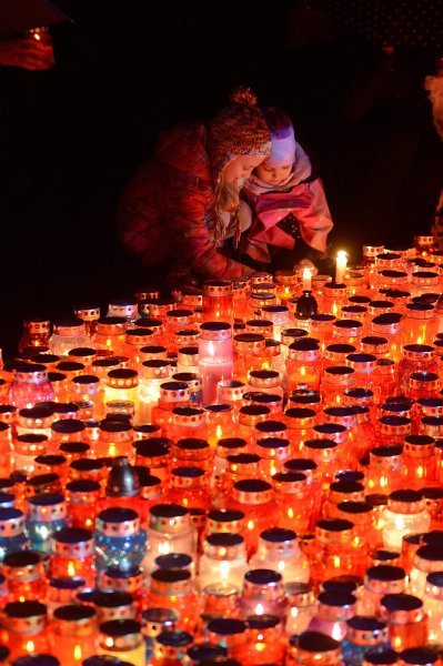 Tisuće svijeća za najmilije upaljene u noći na blagdan Svih svetih