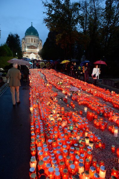 Tisuće svijeća za najmilije upaljene u noći na blagdan Svih svetih