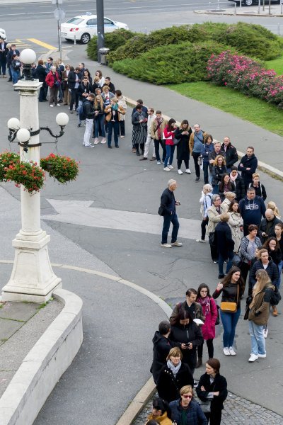 Građani u redu čekaju karte za baletnu predstavu Orašar