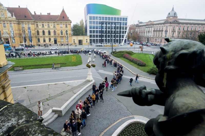 Građani u redu čekaju karte za baletnu predstavu Orašar