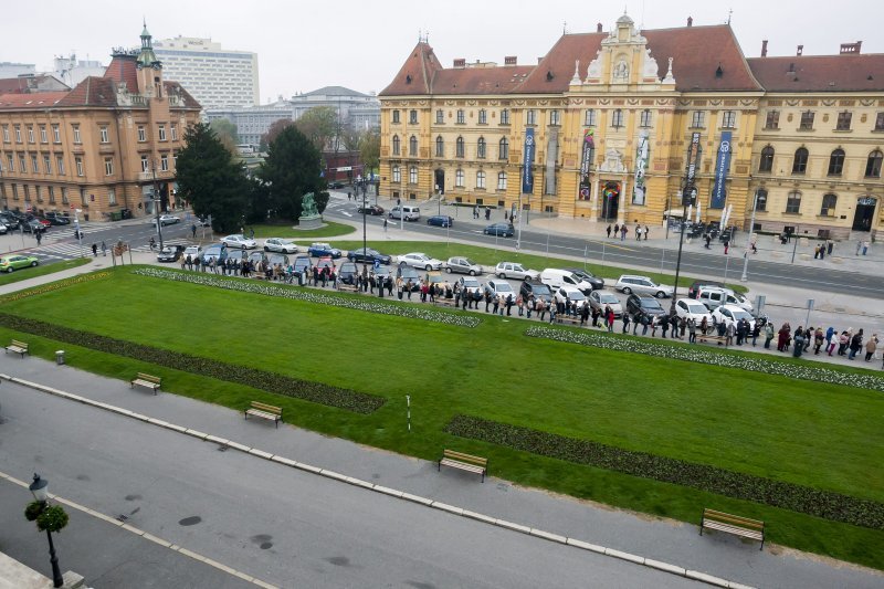 Građani u redu čekaju karte za baletnu predstavu Orašar