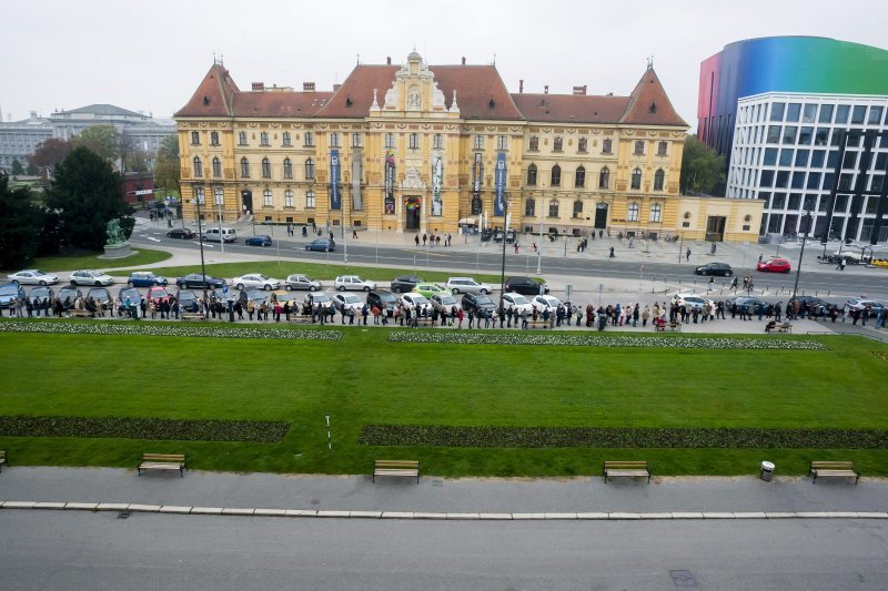 Građani u redu čekaju karte za baletnu predstavu Orašar