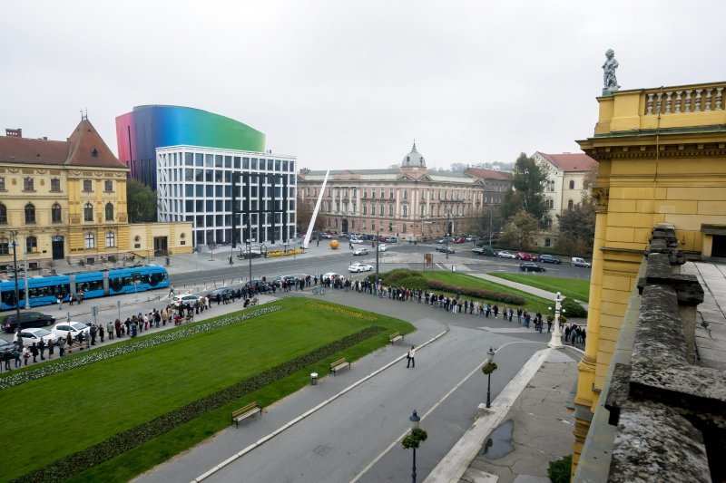 Građani u redu čekaju karte za baletnu predstavu Orašar