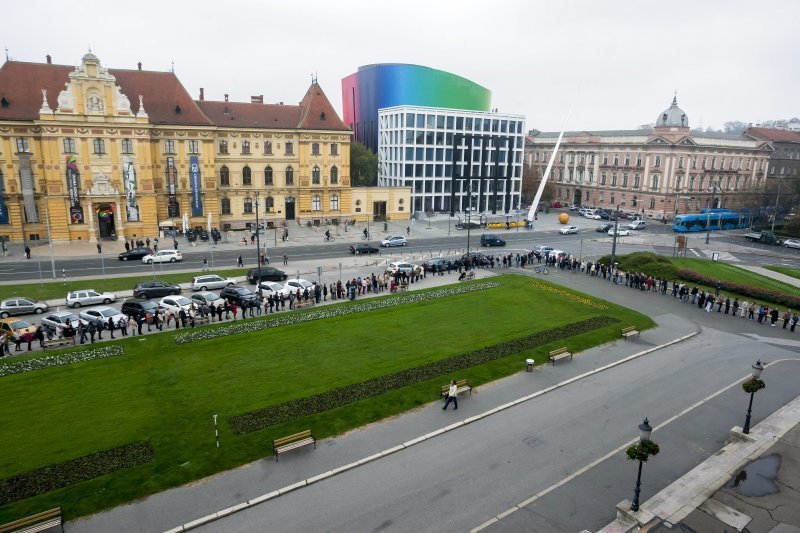 Građani u redu čekaju karte za baletnu predstavu Orašar