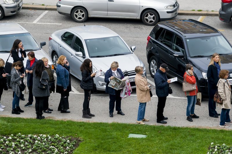 Građani u redu čekaju karte za baletnu predstavu Orašar