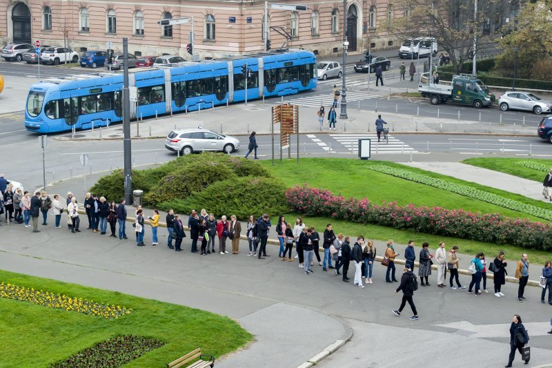 Građani u redu čekaju karte za baletnu predstavu Orašar