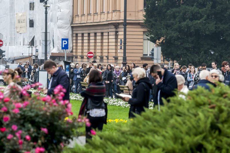 Građani u redu čekaju karte za baletnu predstavu Orašar