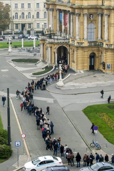 Građani u redu čekaju karte za baletnu predstavu Orašar