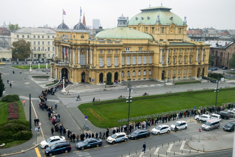 Građani u redu čekaju karte za baletnu predstavu Orašar