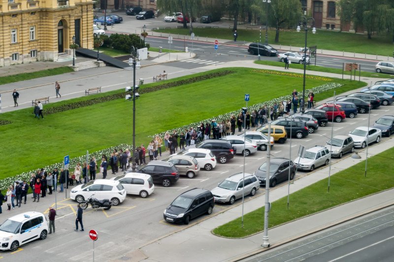 Građani u redu čekaju karte za baletnu predstavu Orašar