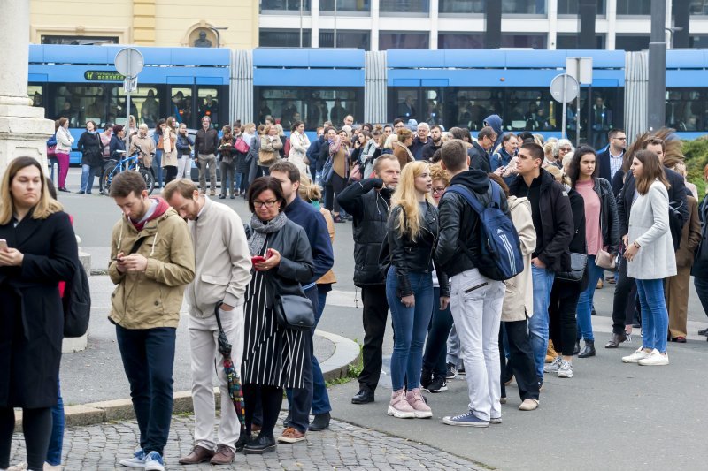 Građani u redu čekaju karte za baletnu predstavu Orašar