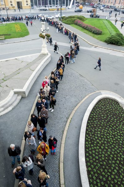 Građani u redu čekaju karte za baletnu predstavu Orašar