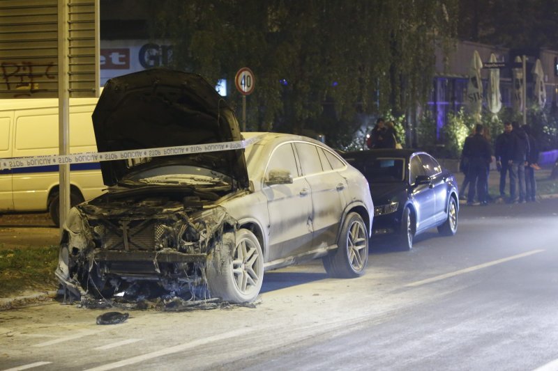 Zapaljeni Mercedes