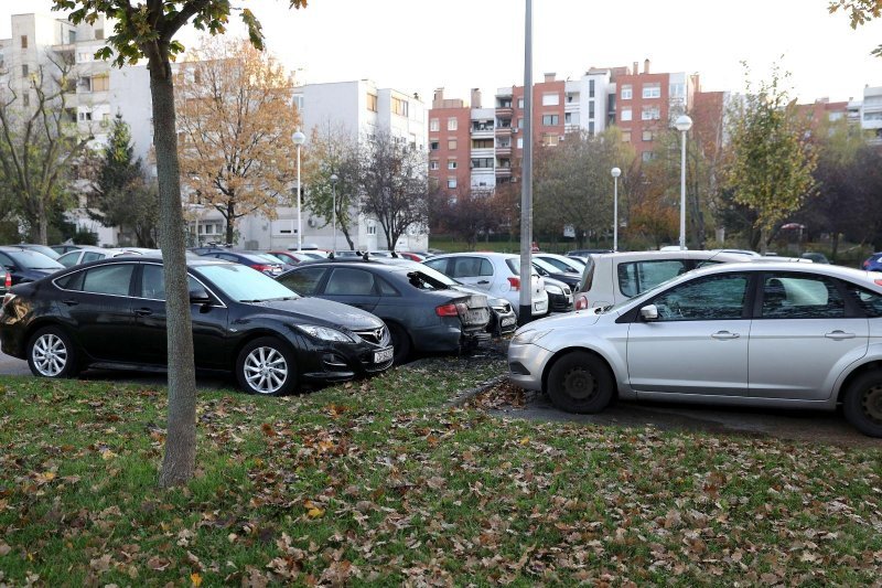 Devet automobila izgorjelo ili oštećeno na parkiralištu u Ravnicama