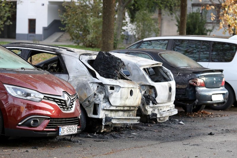 Devet automobila izgorjelo ili oštećeno na parkiralištu u Ravnicama