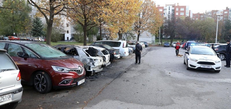 Devet automobila izgorjelo ili oštećeno na parkiralištu u Ravnicama