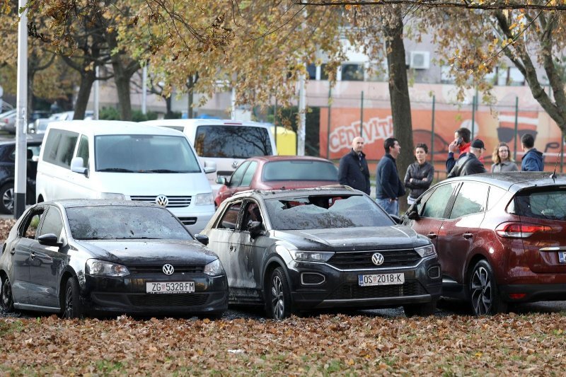 Devet automobila izgorjelo ili oštećeno na parkiralištu u Ravnicama