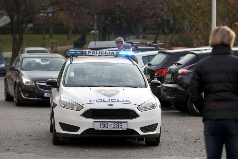 Devet automobila izgorjelo ili oštećeno na parkiralištu u Ravnicama