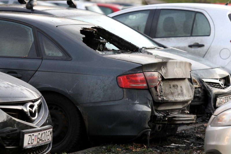 Devet automobila izgorjelo ili oštećeno na parkiralištu u Ravnicama