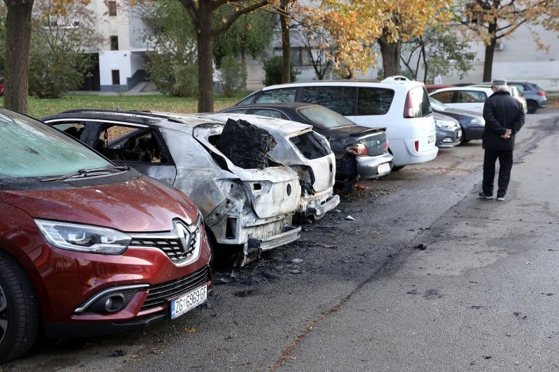 Devet automobila izgorjelo ili oštećeno na parkiralištu u Ravnicama