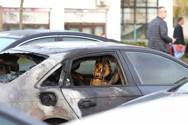 Devet automobila izgorjelo ili oštećeno na parkiralištu u Ravnicama