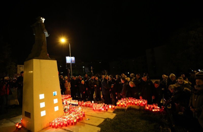 Split - Uoči obljetnice Vukovarske tragedije građani upalili svijeće u Vukovarskoj ulici