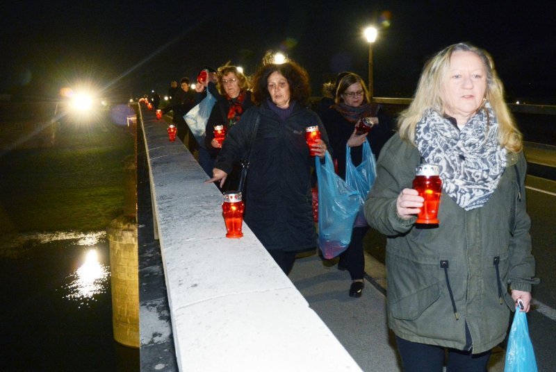 Sisak: U spomen na žrtvu Vukovara na Starom mostu zapaljene su svijeće