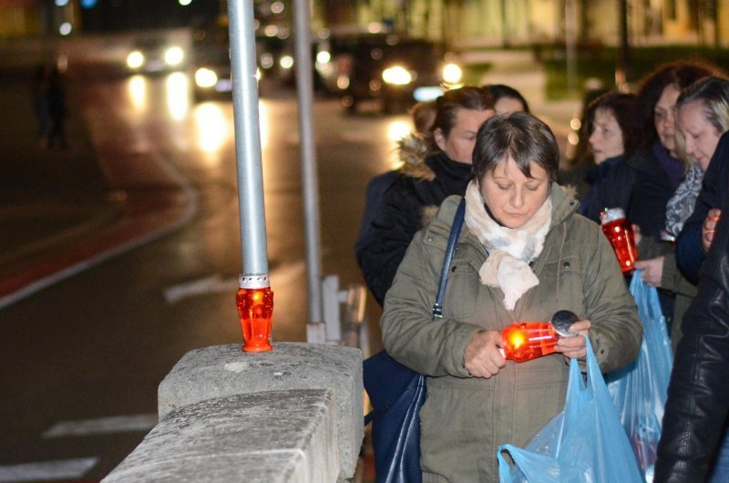 Sisak: U spomen na žrtvu Vukovara na Starom mostu zapaljene su svijeće