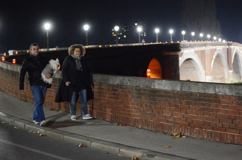 Sisak: U spomen na žrtvu Vukovara na Starom mostu zapaljene su svijeće