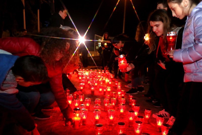 Šibenik: Učenici kod zgrade Gradske uprave zapalili lampione u spomen na sve žrtve Vukovara
