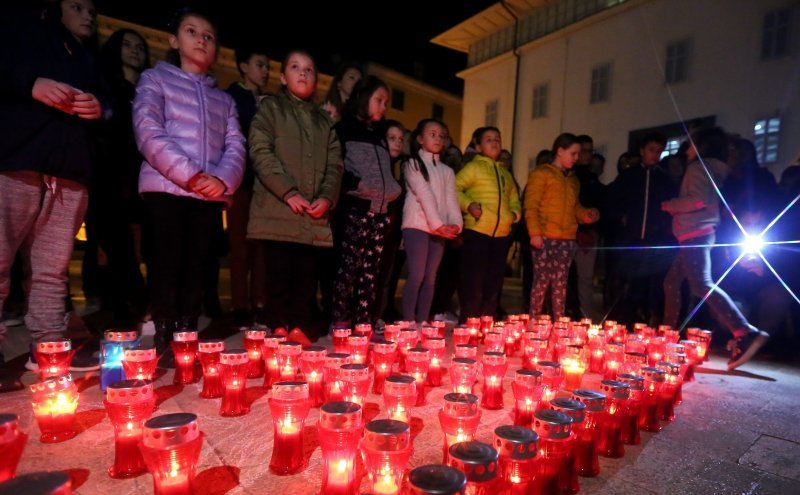 Šibenik: Učenici kod zgrade Gradske uprave zapalili lampione u spomen na sve žrtve Vukovara