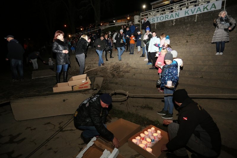 Karlovac: U rijeku Kupu pušteno 200 lampiona u spomen na 200 žrtava Ovčare