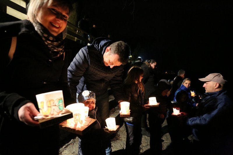 Karlovac: U rijeku Kupu pušteno 200 lampiona u spomen na 200 žrtava Ovčare