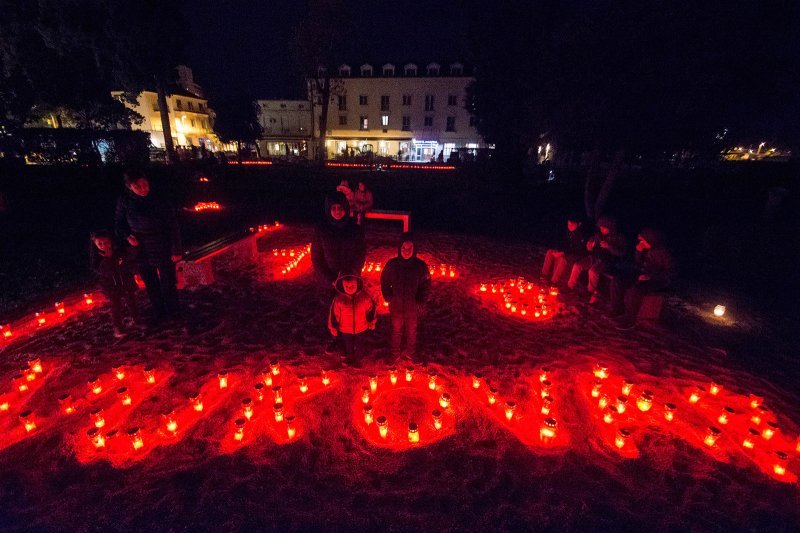 Metkovci su se paljenjem svijeća u gradskom parku prisjetili stradanja Vukovara i Škabrnje