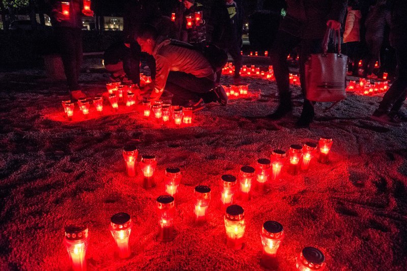 Metkovci su se paljenjem svijeća u gradskom parku prisjetili stradanja Vukovara i Škabrnje