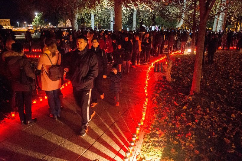 Metkovci su se paljenjem svijeća u gradskom parku prisjetili stradanja Vukovara i Škabrnje