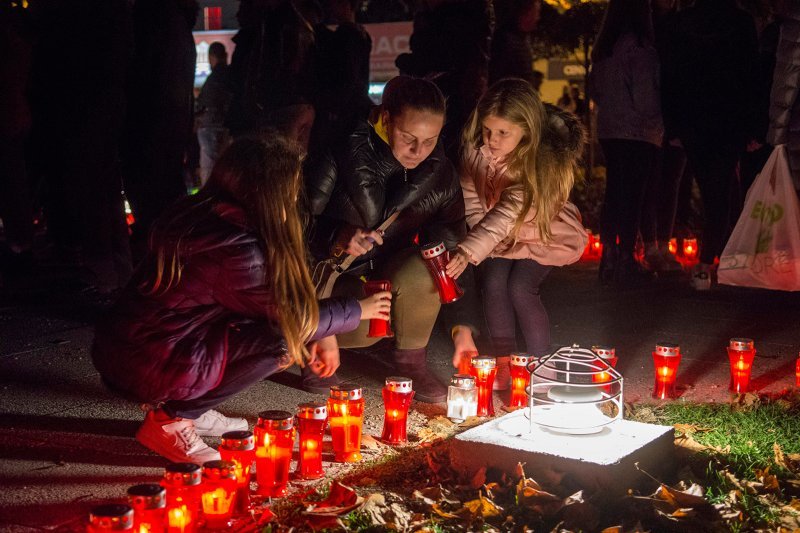 Metkovci su se paljenjem svijeća u gradskom parku prisjetili stradanja Vukovara i Škabrnje